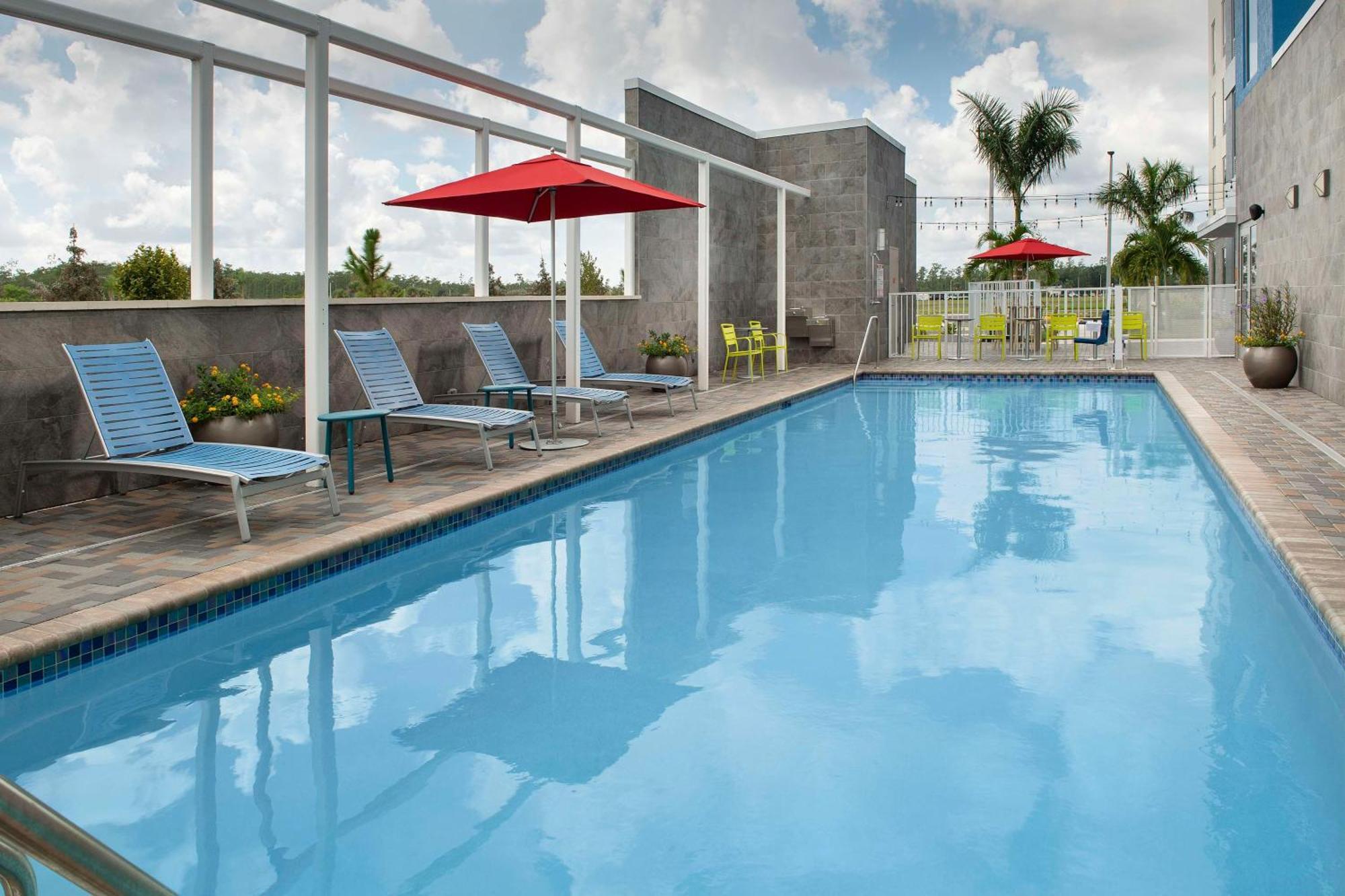 Home2 Suites By Hilton Fort Myers Airport エクステリア 写真